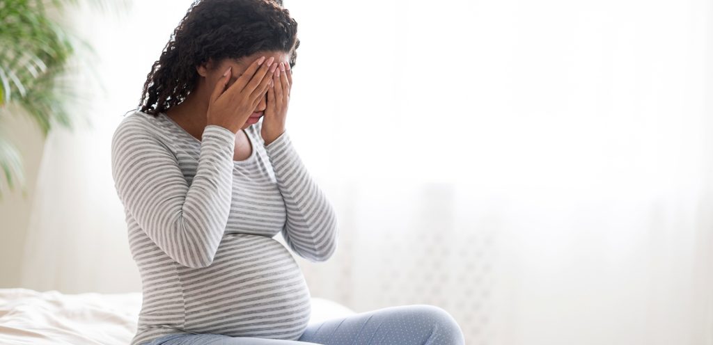 امرأة حامل حزينة