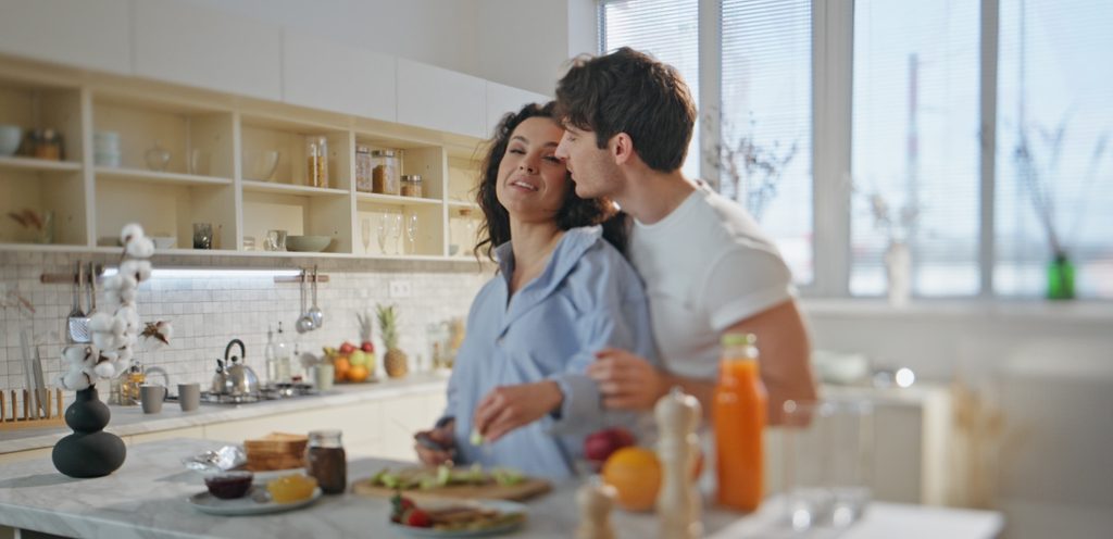 امرأة ورجل سعيدان في المطبخ