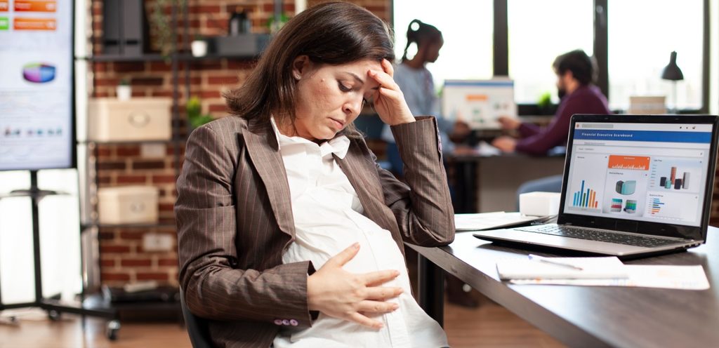 امرأة حامل متعبة