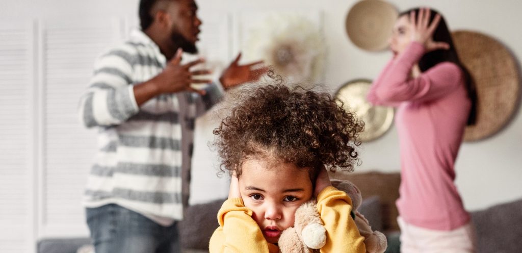 زوجان يتشاجران وطفلتهما حزينة