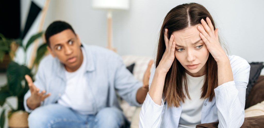امرأة ورجل حزينان ومتخاصمان