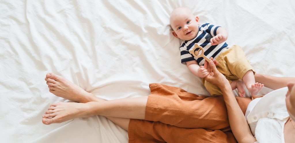 أمّ ورضيعها على السرير