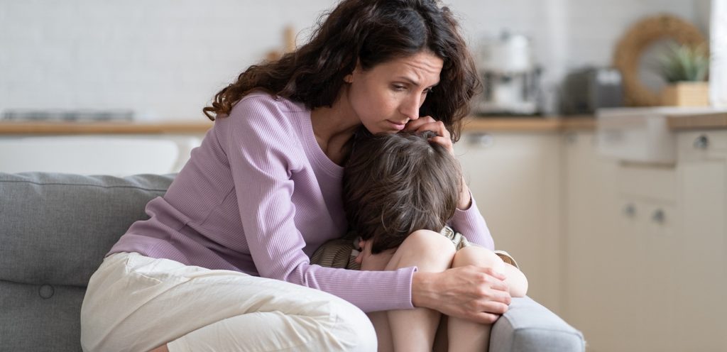 امرأة حزينة تعانق طفلها الحزين