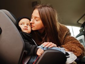 دقائق قليلة في السيارة قد تقتل طفلكِ