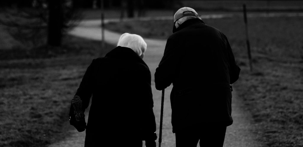 عجوزان يتمشيان