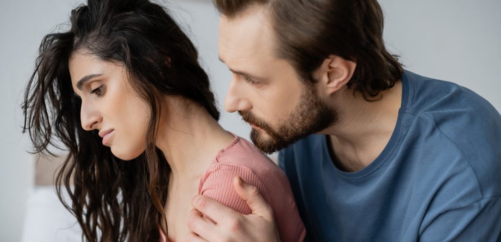 امرأة حزينة ورجل يواسيها