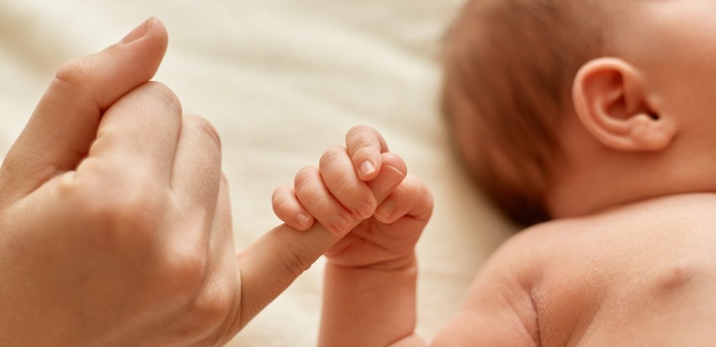 طفل حديث الولادة يمسك إصبع والدته