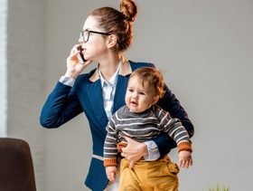 هل تفصلين بين ضغوط العمل وتواصلك مع طفلك؟