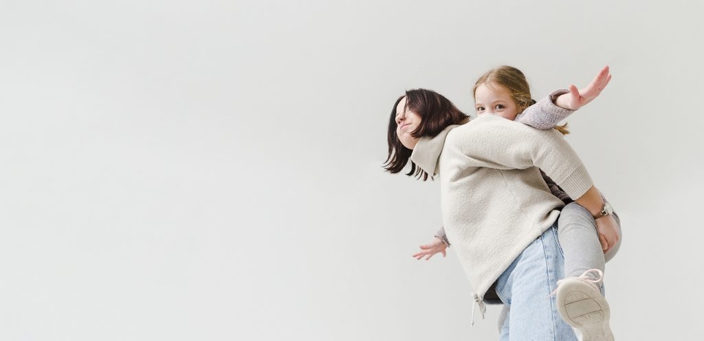 امرأة تحمل طفلتها على ظهرها
