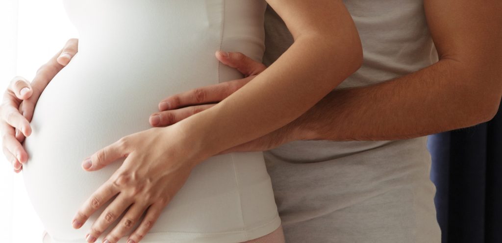 امرأة حامل مع شريكها