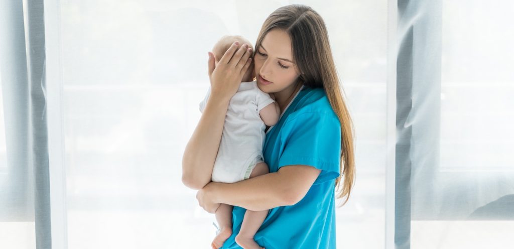 أم قلقة تحمل طفلها