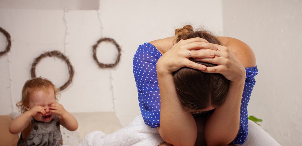 أم متعبة وطفلها خلفها يبكي