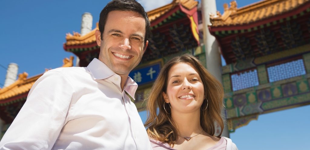 امرأة ورجل سعيدان