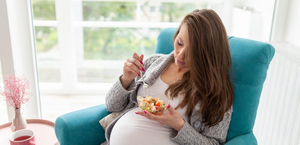 امرأة حامل تتناول الطعام