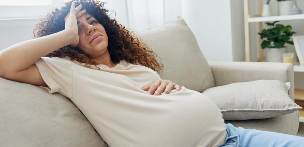 امرأة حامل حزينة