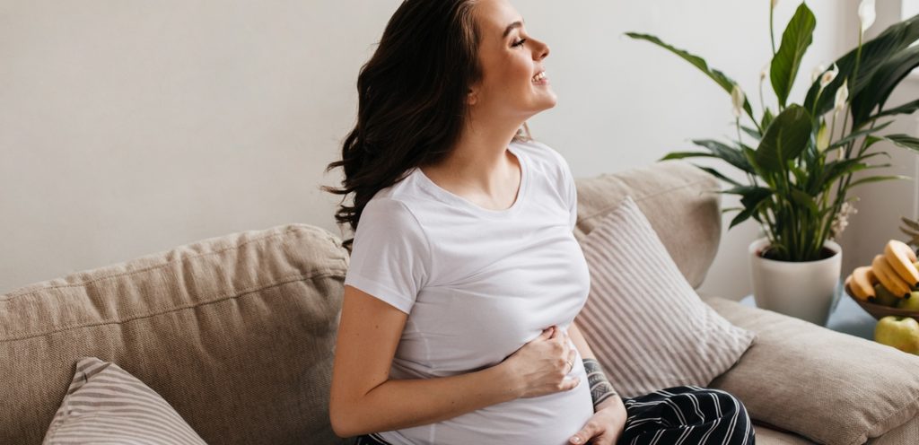 امرأة حامل سعيدة