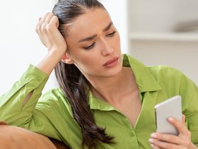 هو لا يخون.. لكنه غائب تمامًا. ماذا تسمي هذه العلاقة؟