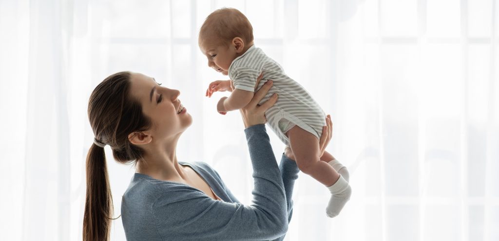 امرأة تحمل رضيعها