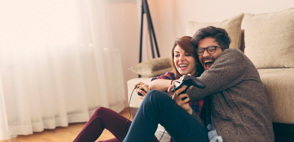 امرأة ورجل سعيدان يجلسان على الأرض