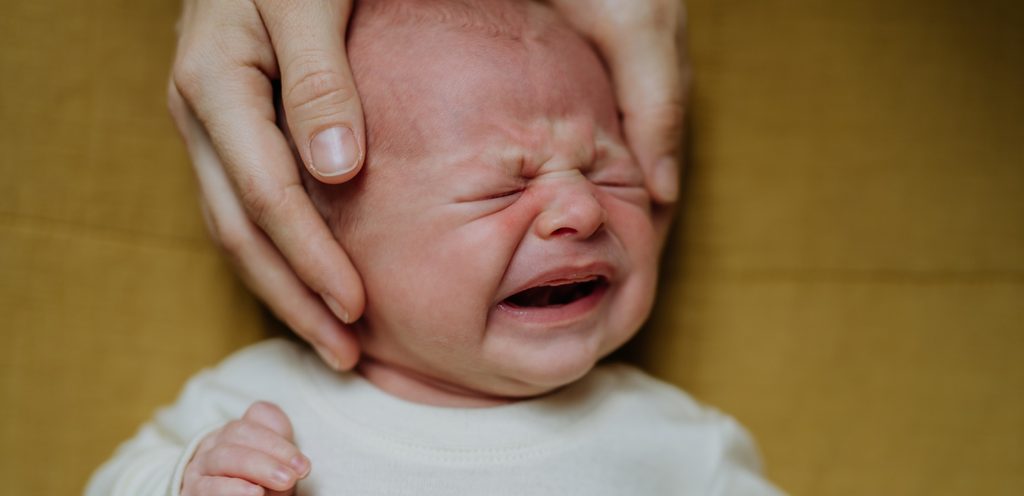 طفل رضيع يبكي