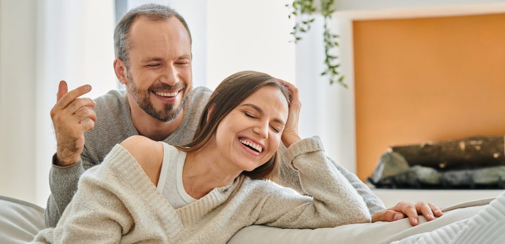 امرأة ورجل سعيدين