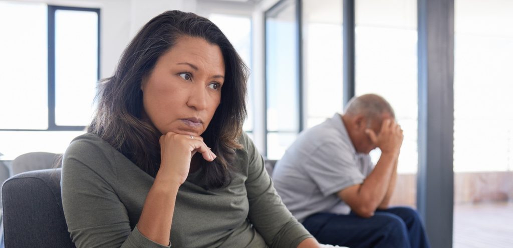 امرأة ورجل متخاصمين