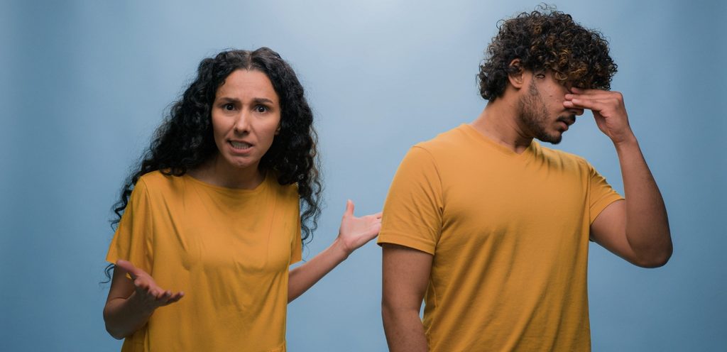 امرأة ورجل غاضبين