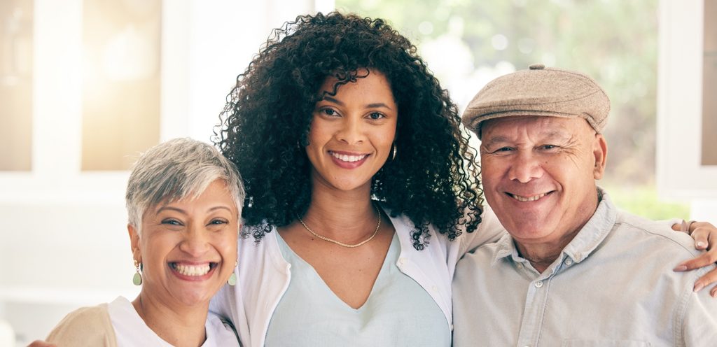 امرأة شابّة مع زوجان مسنّان