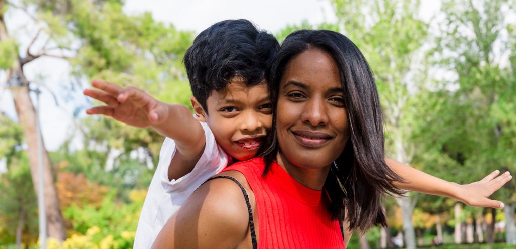 أم وطفلها سعيدان