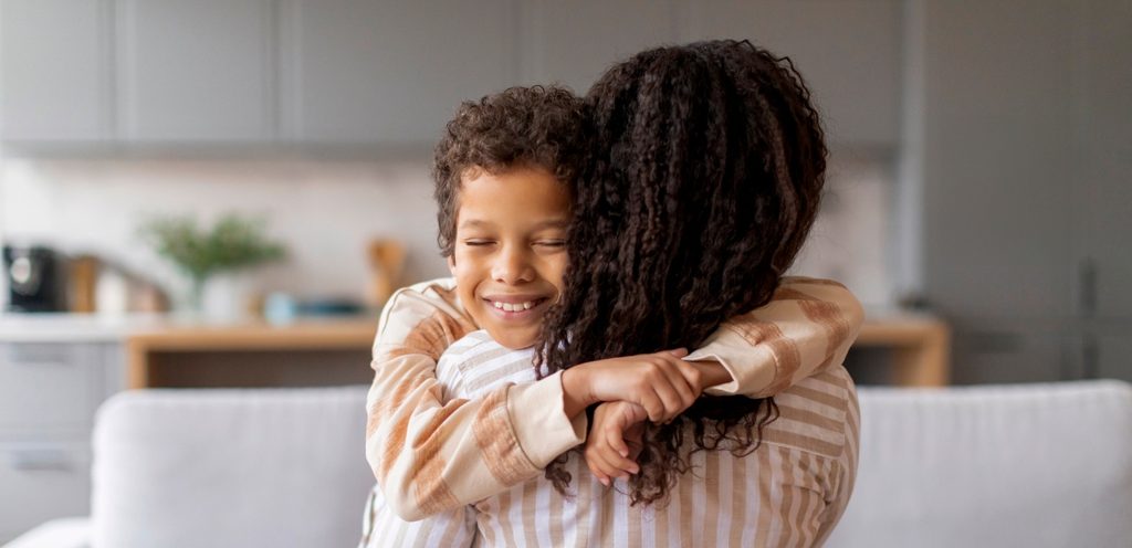 طفل سعيد يعانق والدته