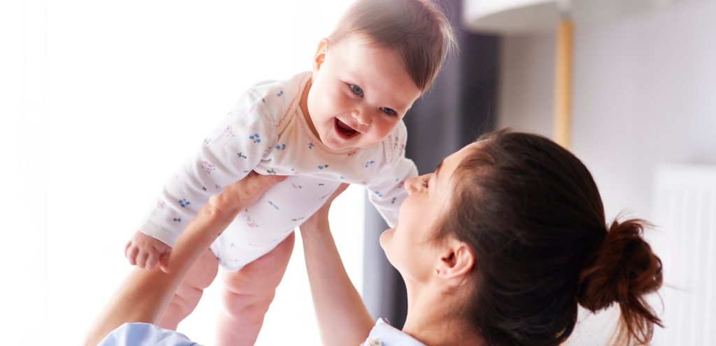 امرأة تحمل طفلها