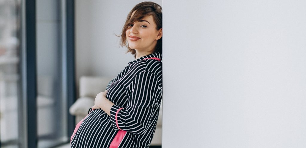 امرأة حامل سعيدة