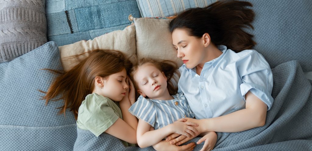 امرأة نائمة مع ابنتيها