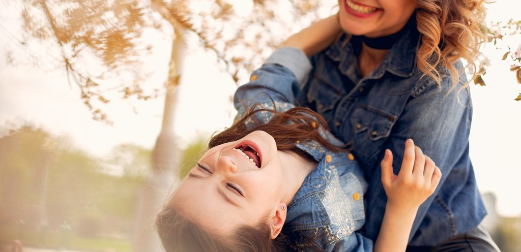 امرأة سعيدة مع طفلتها