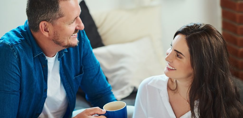 زوجان يتحدّثان بسعادة