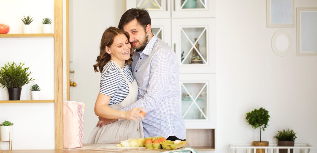 امرأة ورجل سعيدان في المطبخ