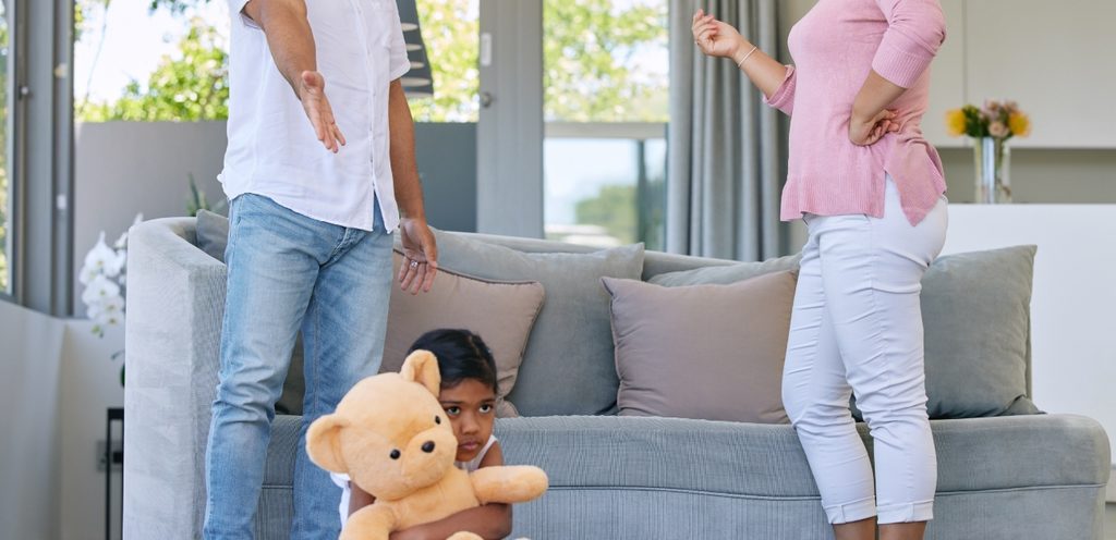 زوجان يتشاجران وطفلتهما حزينة