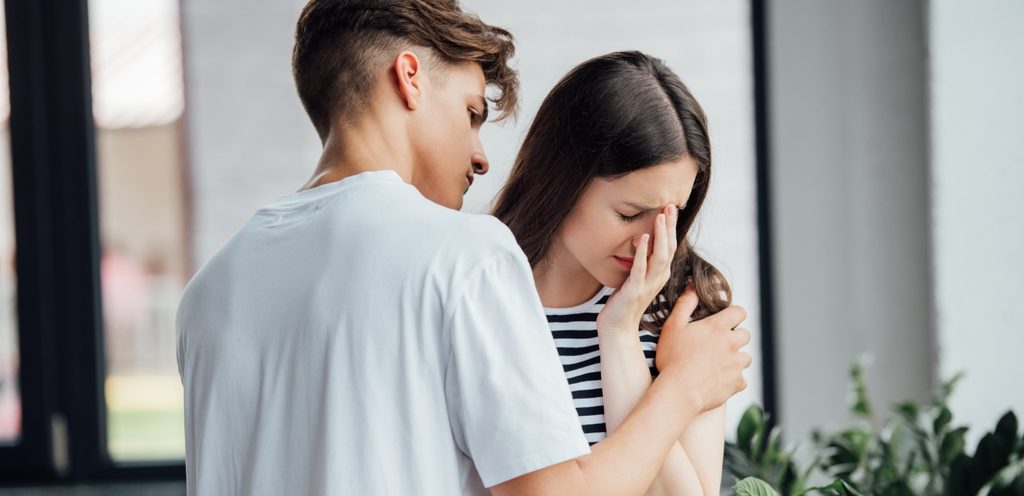 امرأة ورجل حزينان