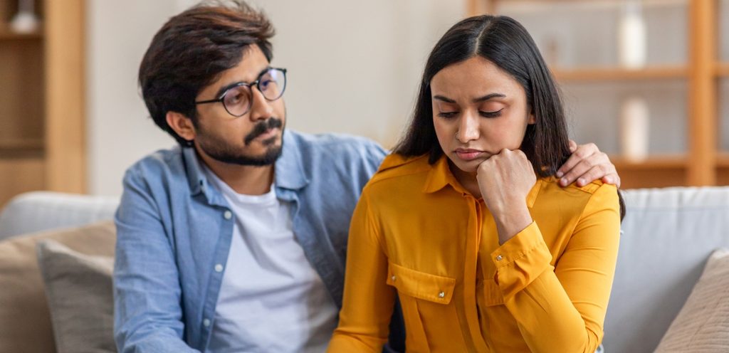 رجل يواسي زوجته الحزينة