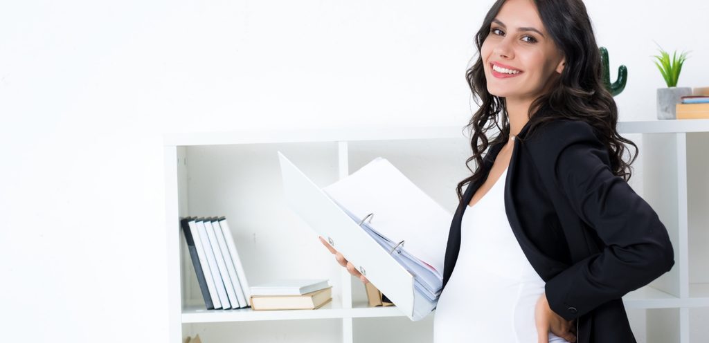 امرأة حامل في العمل