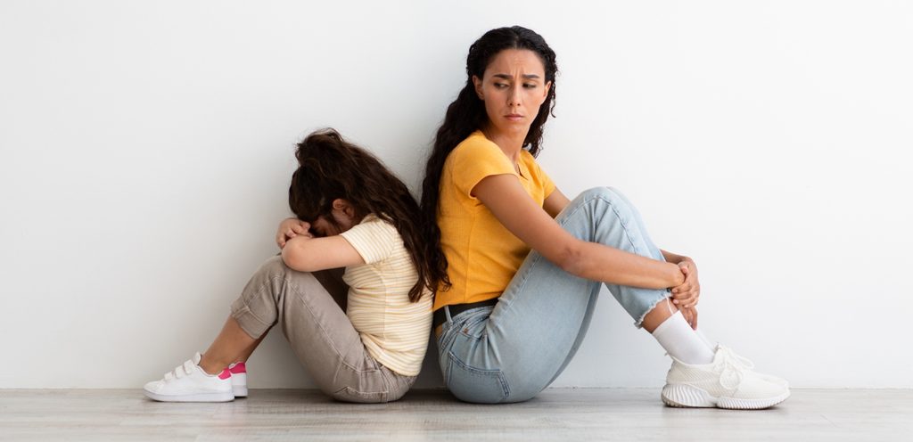 امرأة وطفلة حزينتان