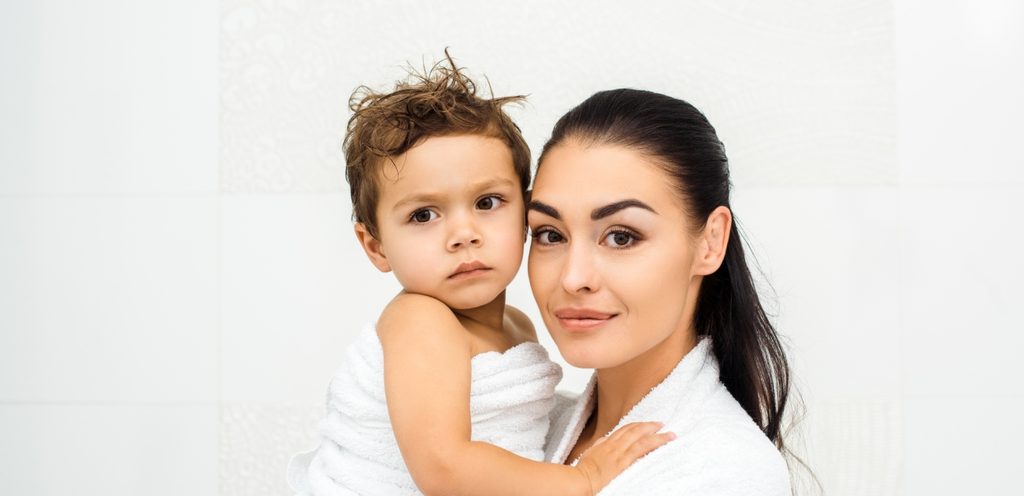 أمّ تحمل طفلها