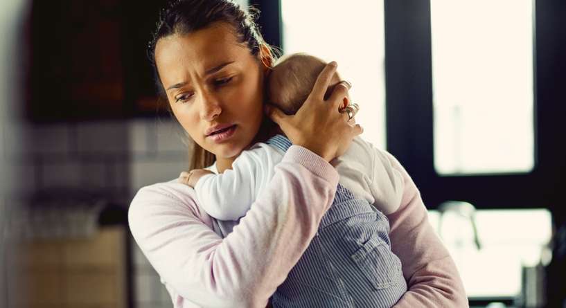 متى تكون مشاعر الذنب جزءًا من تجربة الأمومة؟