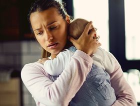 متى تكون مشاعر الذنب جزءًا من تجربة الأمومة؟