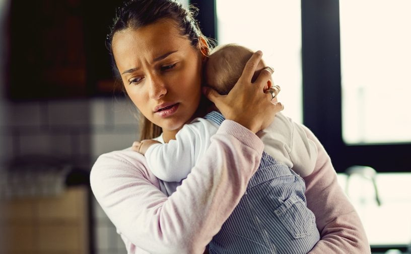 متى تكون مشاعر الذنب جزءًا من تجربة الأمومة؟