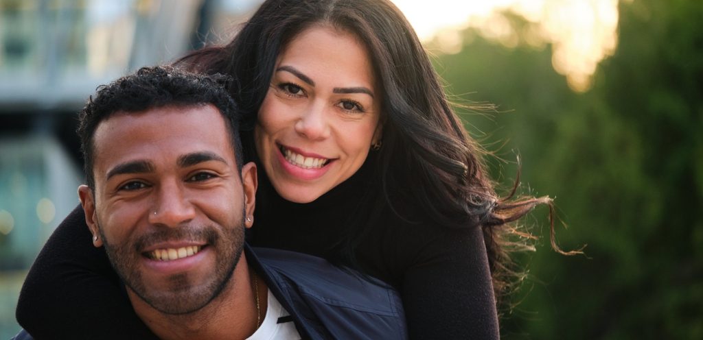 امرأة ورجل سعيدان