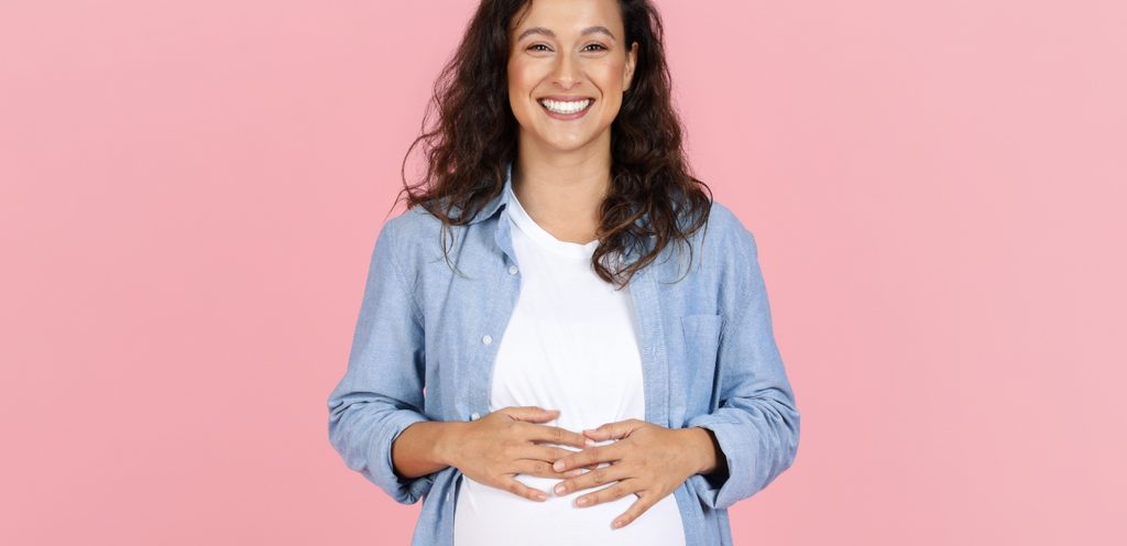 امرأة حامل سعيدة