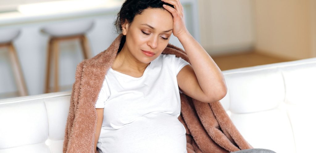 امرأة حامل حزينة