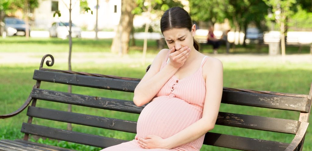 امرأة حامل تعاني من الغثيان