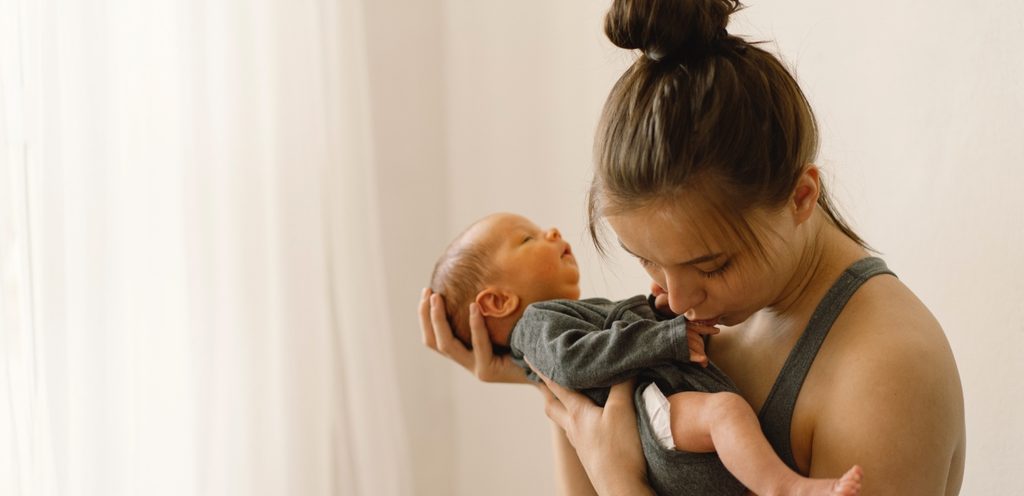 امرأة تحمل رضيعها